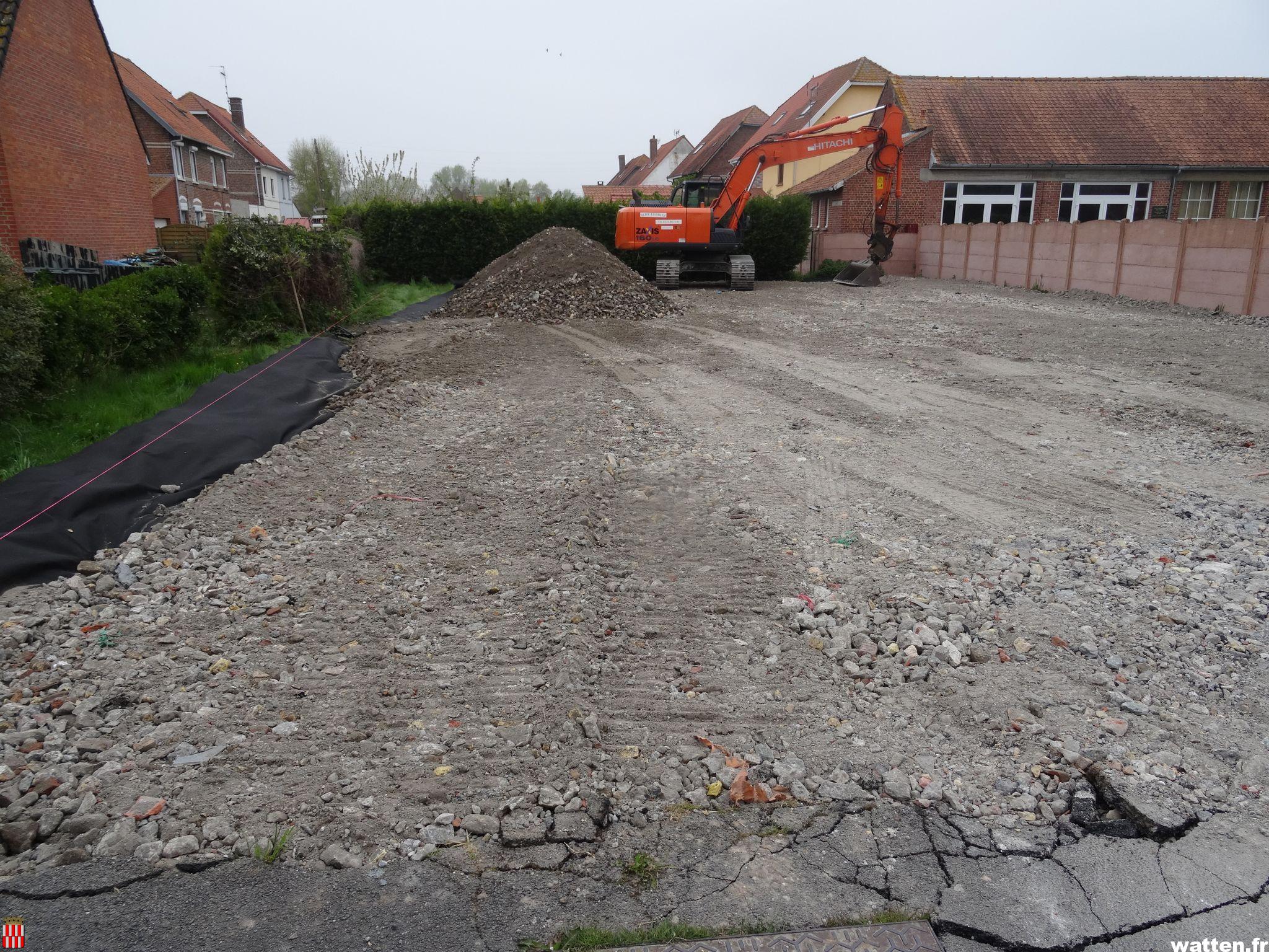 Travaux de terrassement d’une aire de stationnement près de l’école Drila