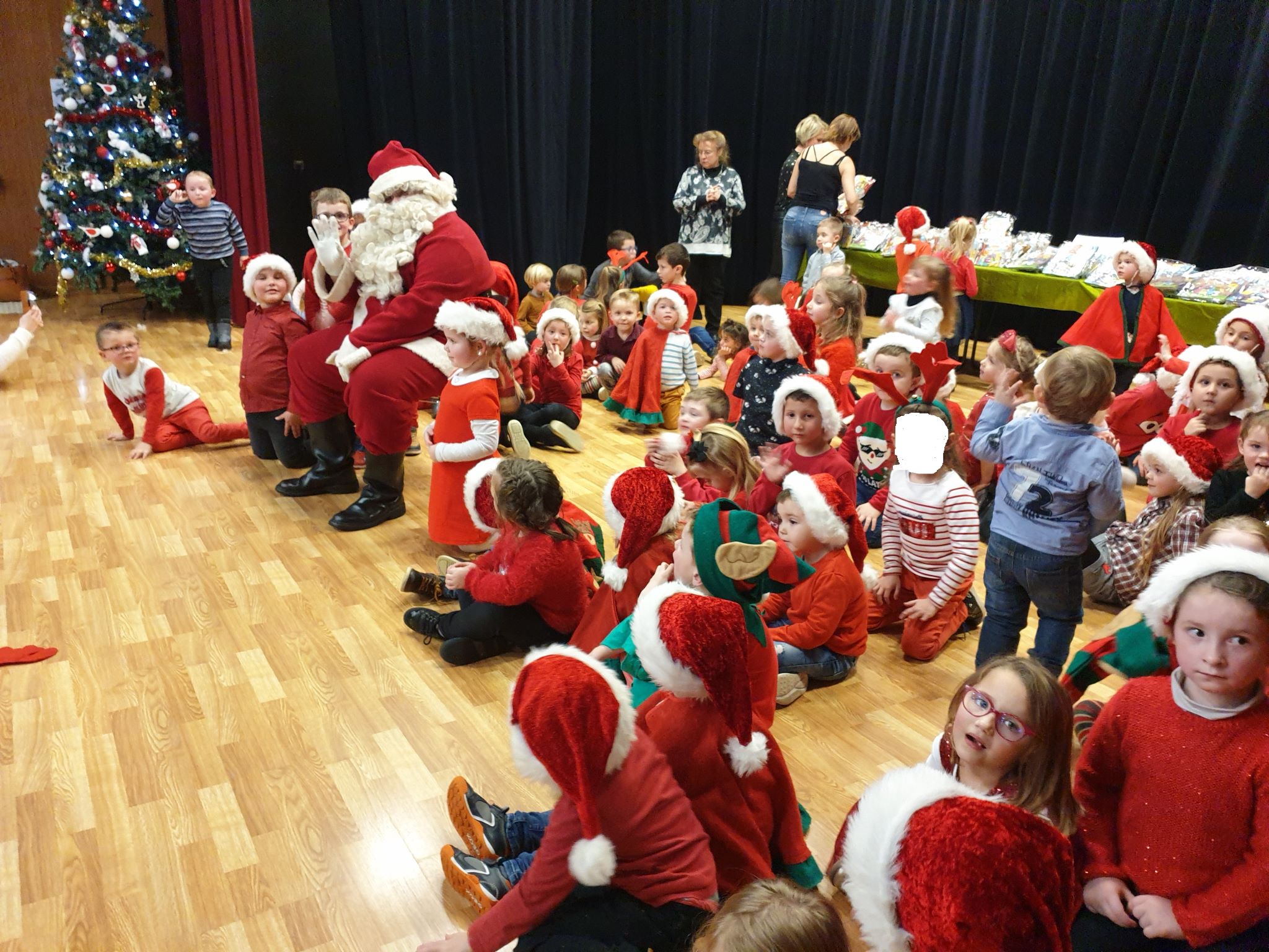 Ambiance chaleureuse pour la Fête de Noël des écoles maternelles Brachet et Drila