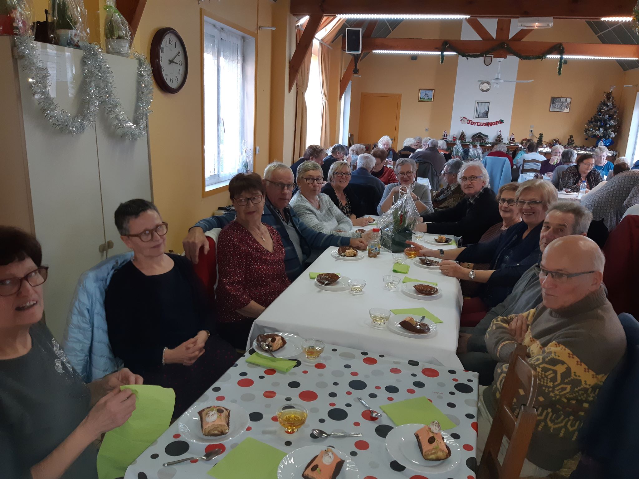 Agréable après-midi autour de la bûche de Noël offerte par le CCAS et la Ville de Watten pour ses aînés