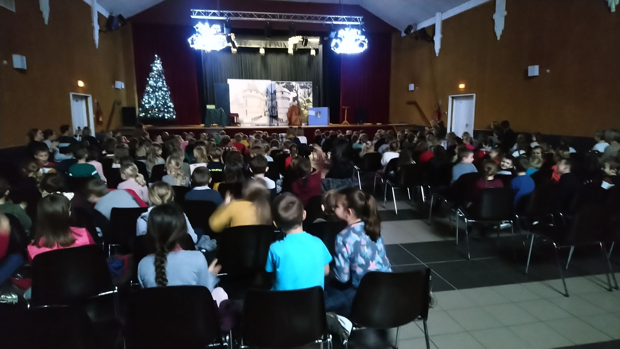 Spectacle de Noël « Toy Sorry » aux enfants des écoles maternelles