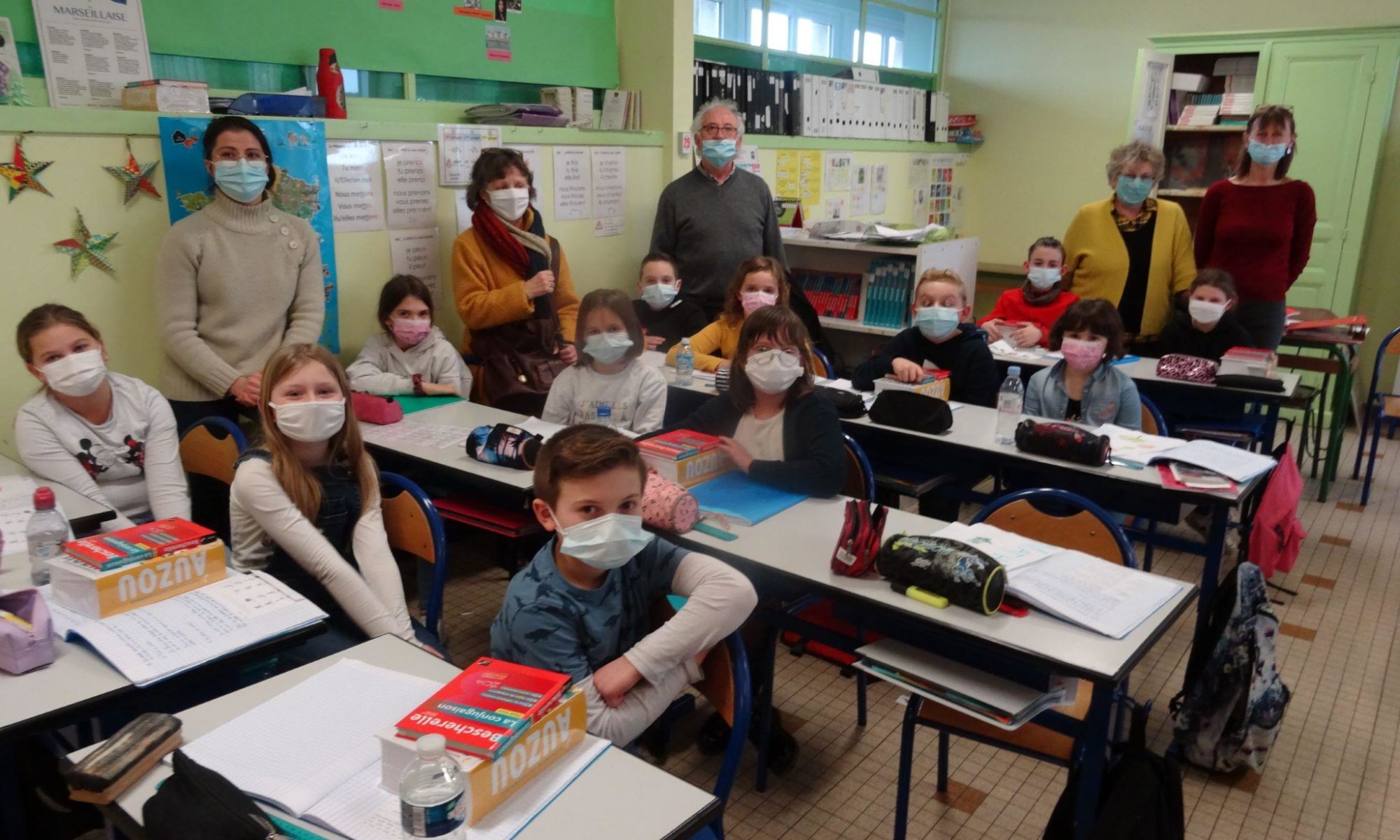 Remise des dictionnaires aux élèves de CM1 à l'école ...